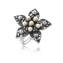 Pierścionek srebrny kwiat z perełkami - rozmiar 18